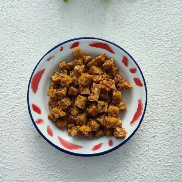 Goreng tempe hingga matang, sisihkan.