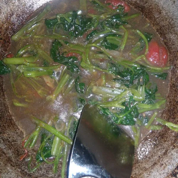 setelah tercampur semua dan rasa sudah pas mati kan kompor lalu pindahkan kedalam wadah, tumis kangkung siap disajikan