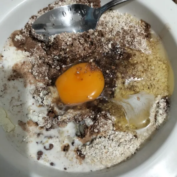 Tambahkan telur. Aduk rata kembali.