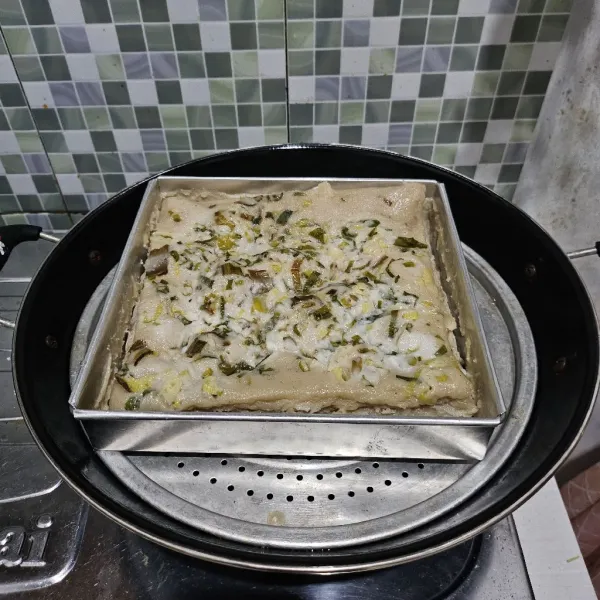 Jika sudah matang, biarkan dingin. Keluarkan dari loyang secara perlahan. Lalu potong sesuai selera.