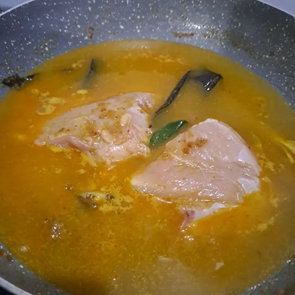 Masukan ayam dan air mineral
