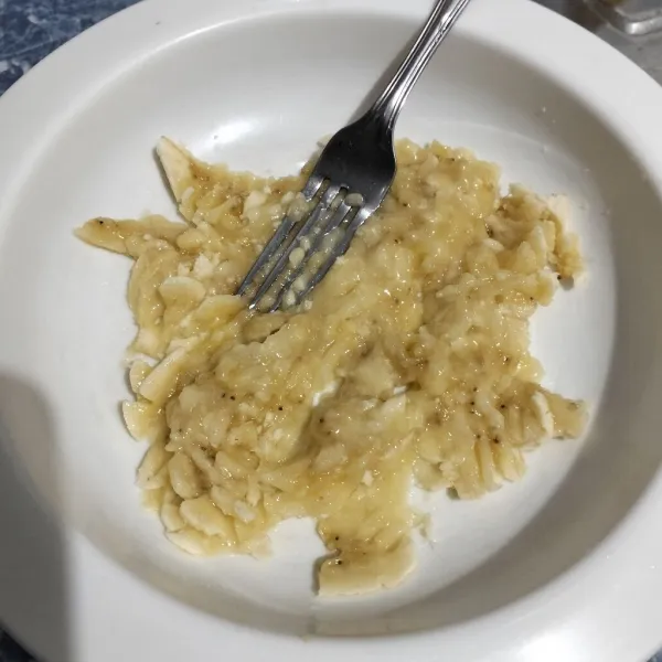 Lumatkan pisang dengan garpu.
