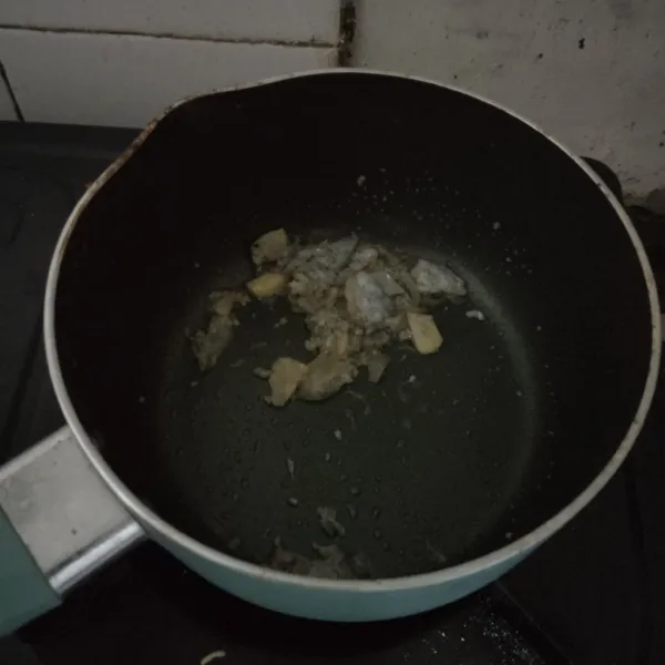 Masukkan teri,masak hingga teri matang.