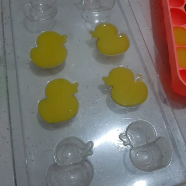 Masukkan dalam cetakan bebek. Tunggu hingga set.