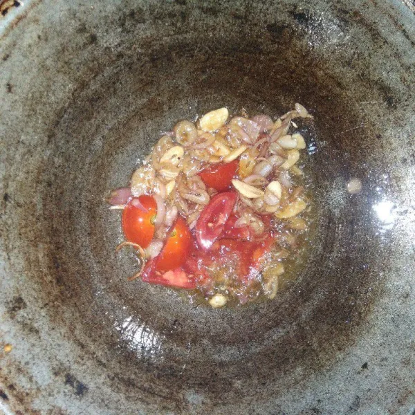 setelah itu masukan potongan tomat