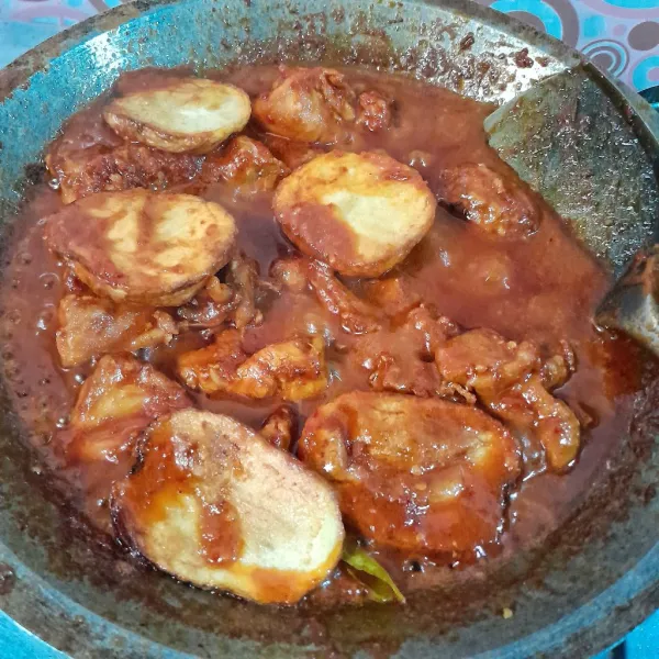 Masukkan kentang goreng, aduk rata. Masak sesaat dan sajikan!.