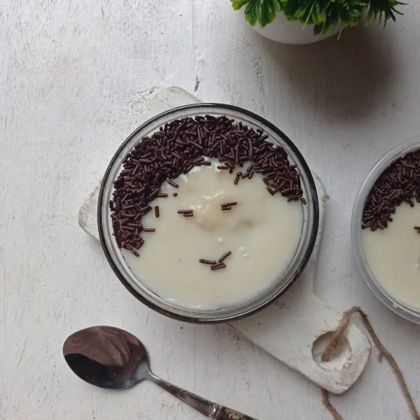 Lalu tuang vla di atas puding, beri hiasan meisis coklat, sajikan