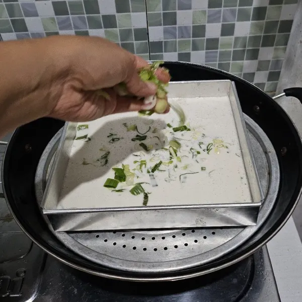 Tambahkan lagi daun bawang secara bertahap.
