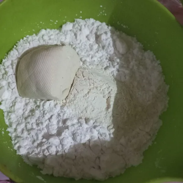 Pertama, campurkan tepung dan satu buah tahu, kemudian aduk dengan tangan sampai tahu hancur dan merata dengan tepung kering.