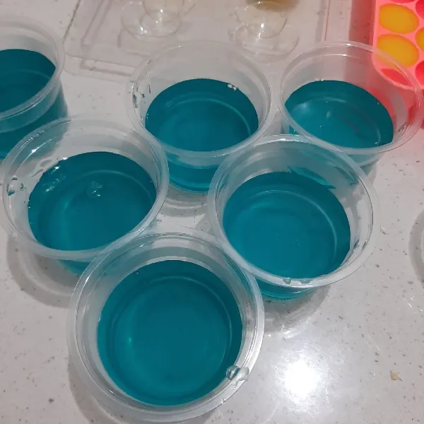 Beri adonan sisanya dengan pewarna biru. Lalu tuang di cup.