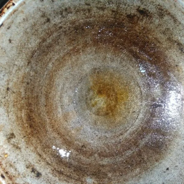 panas kan minyak untuk menggoreng bahan bahan nya