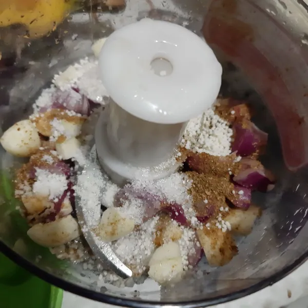 Haluskan bahan bumbu halus