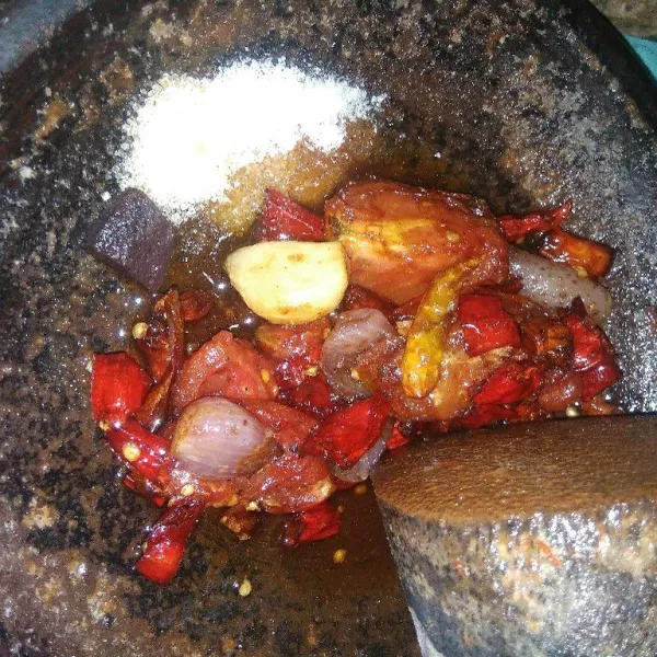 setelah sudah matang pindahkan kedalam cobek dan diberi bumbu pelengkap nya dan minyak panas sedikit