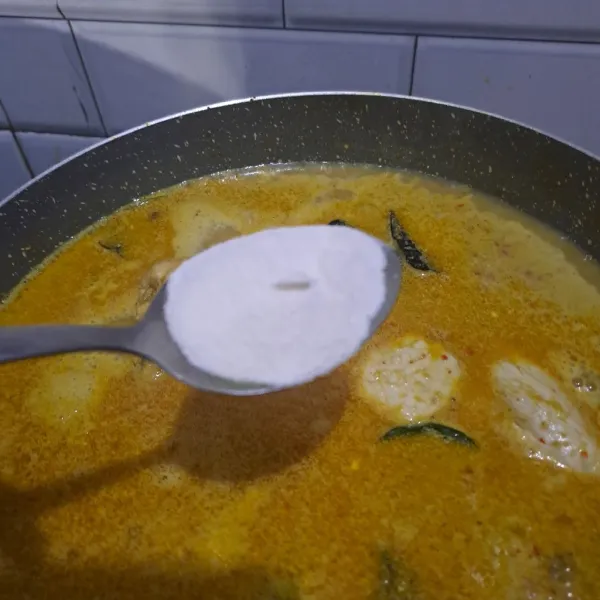 Masukan creamer aduk rata masak sampai mendidih koreksi rasa angkat ayam lalu suir