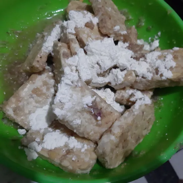 Lalu beri tepung maizena, aduk