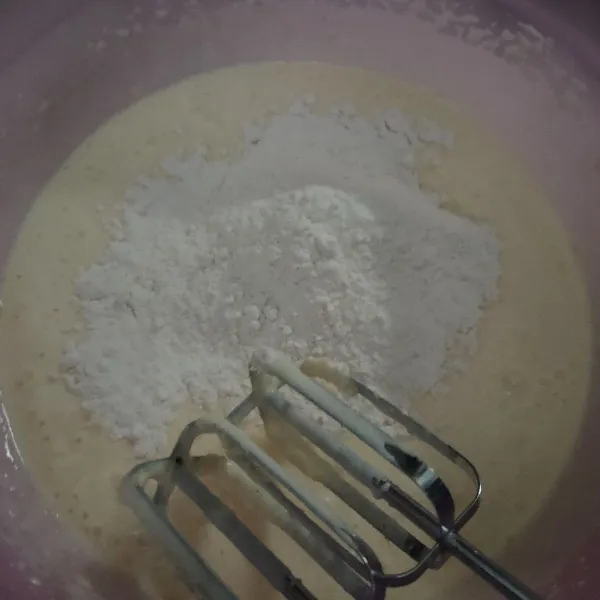 Masukan tepung dan baking powder mixer dengan speed rendah sebentar saja asal rata