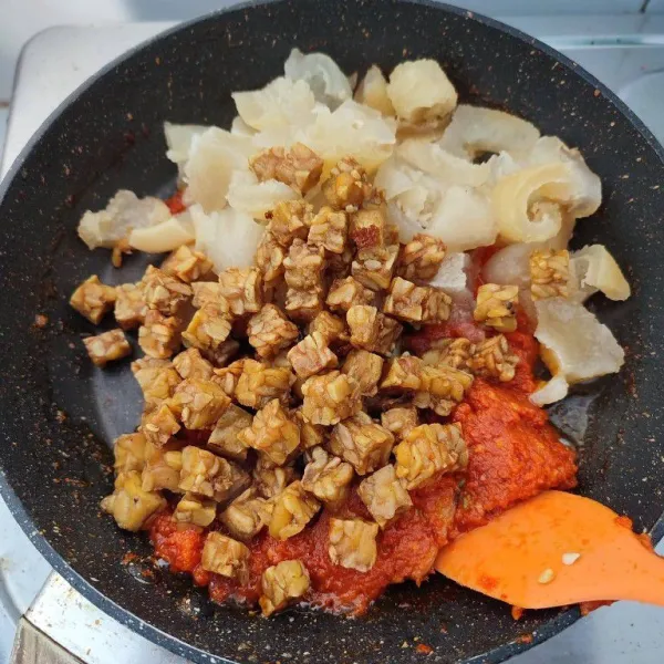 Masukkan tempe goreng dan cecek rebus, aduk rata.