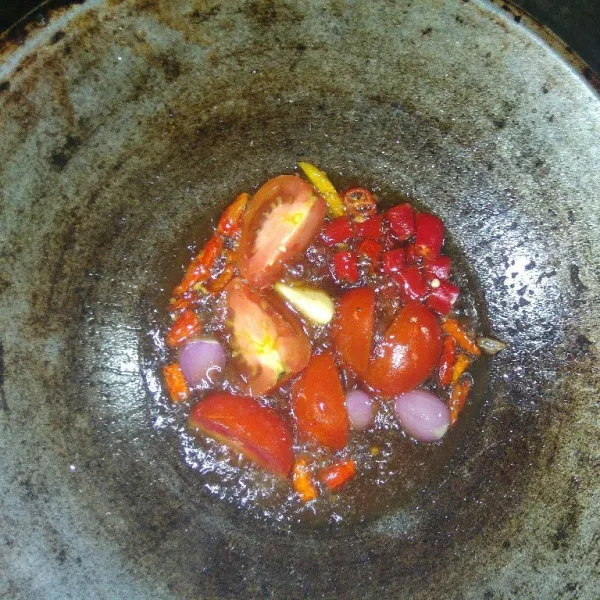 masukan semua bahan kedalam minyak panas