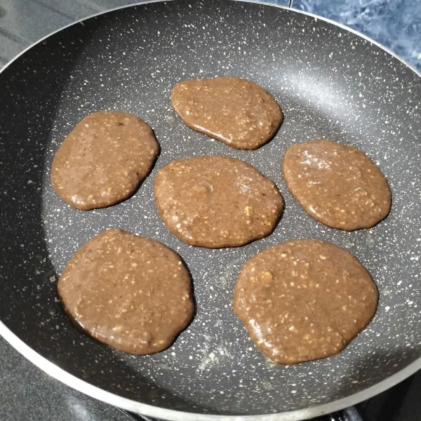 Panaskan wajan datar. Oles sedikit minyak. Ambil 1 sdm adonan, buat dadar kecil. Masak hingga matang.