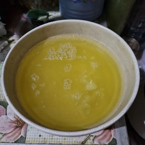 Siapkan putih telur.