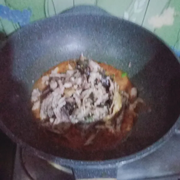 Masuk kan ikan, santan masak hingga mendidih dan kuah mengental