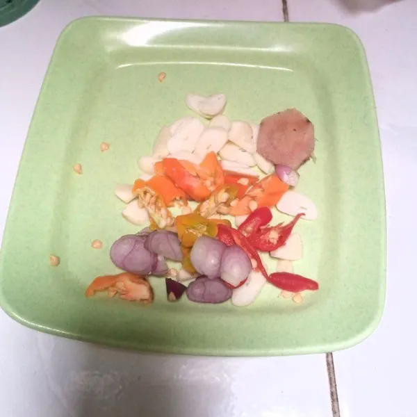 Iris-iris juga bahan bumbu. Lengkuas bisa di geprek.