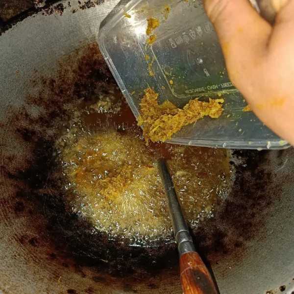 lanjut goreng bumbu yang sudah di saring tadi hingga kering