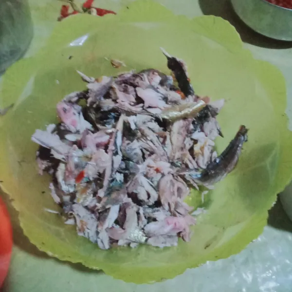 Suwir-suwir ikan sisihkan