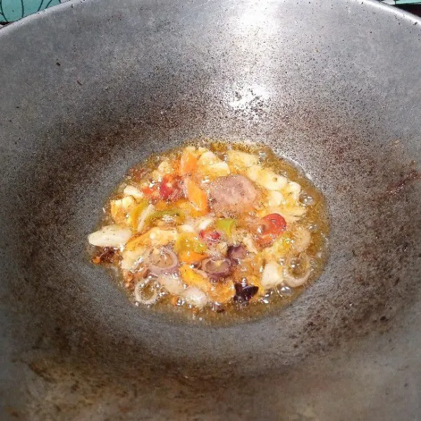 Kemudian tumis bumbu hingga harum.