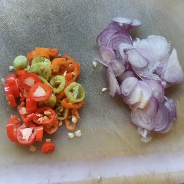 Iris tipis bawang merah dan cabai rawit.