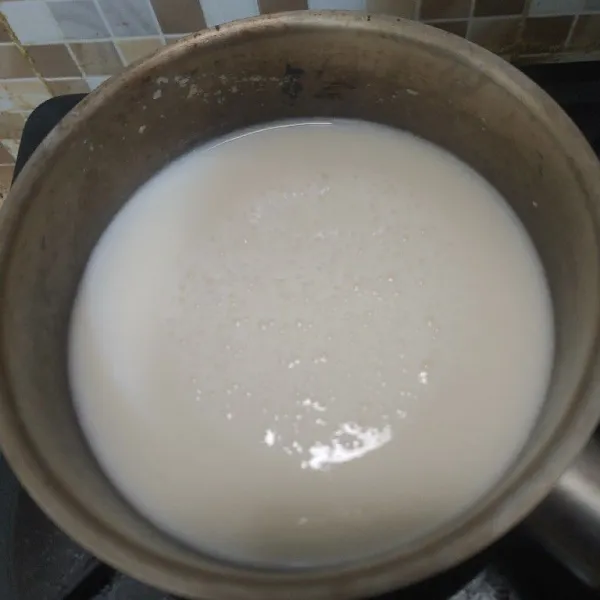 Tambahkan susu dan masak puding sampai mendidih sambil terus diaduk. Lalu angkat.