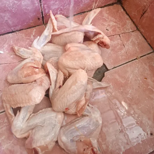 cuci bersih sayap ayam terlebih dahulu