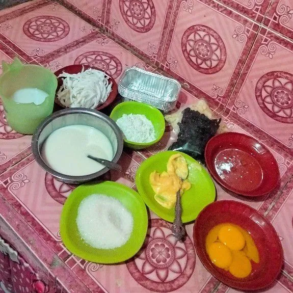 Siapkan bahan, kelapa muda di ambil dagingnya, susu full cream, air kelapa muda, kuning telur, gula pasir, mentega, tepung maizena, garam, vanili cair, kismis dan almond slice.