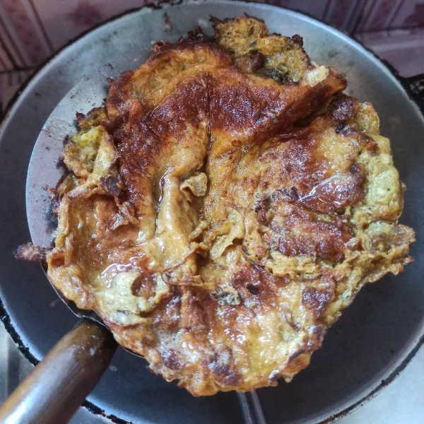 Setelah matang angkat dan tiriskan, sajikan dengan nasi hangat.