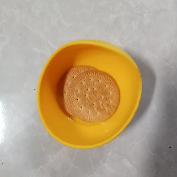 Siapkan biskuit marie