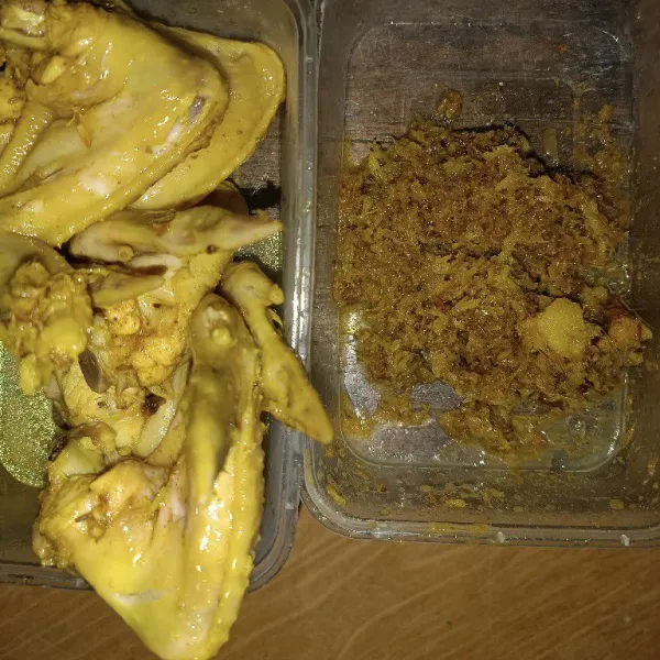 setelah cukup empuk matikan kompor . pisahkan ayam dan bumbu yang sudah di saring