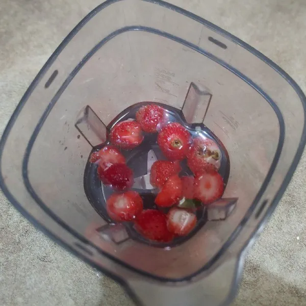 Masukan buah kedalam blender dan tambahkan 500 ml air blender hingga halus.