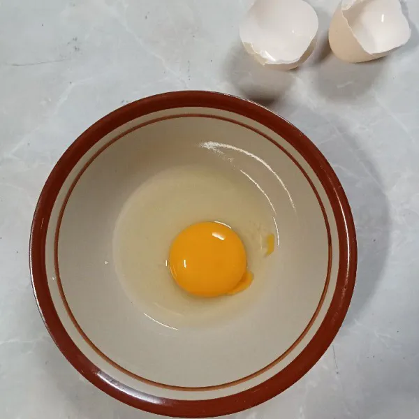 Pecah kan telur kedalam mangkuk kocok lepas telur