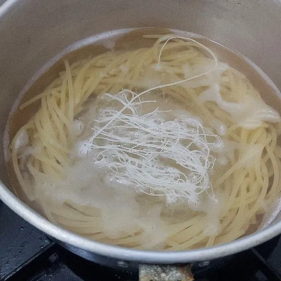 Setelah 10 menit matikan kompor , tambahkan bihun ke panci spaghetti dalam keadaan masih panas tunggu hingga 1 menit