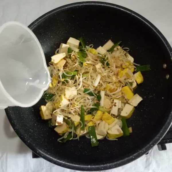 Tambahkan air,aduk rata.Masak hingga air sedikit menyusut. Jangan lupa test rasa.Angkat dan sajikan