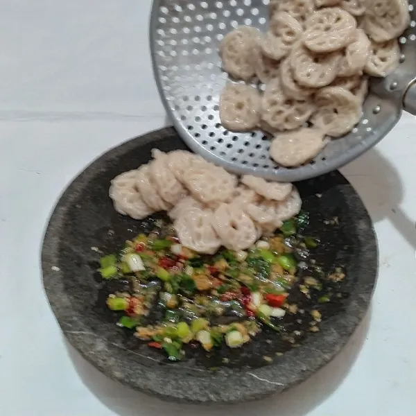 Tambahkan kerupuk ke atas cobek. Aduk rata.Jangan lupa icip rasa.