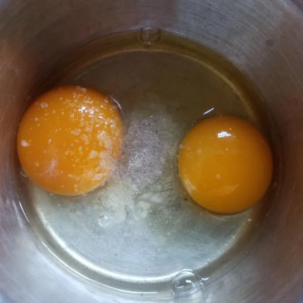 Kocok lepas telur, sedikit garam, lada bubuk dan kaldu bubuk.