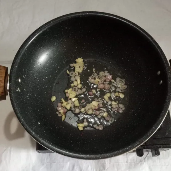 Panaskan minyak,tumis bawang putih dan bawang merah hingga harum dan sedikit kecoklatan