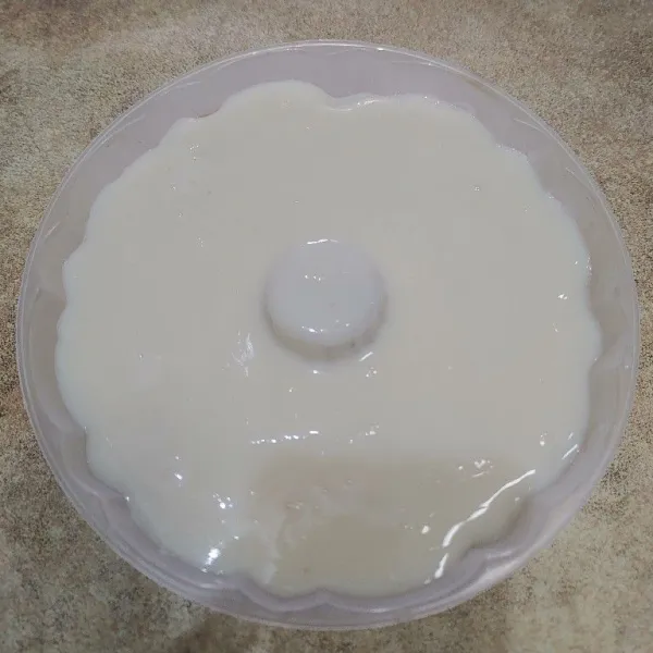 Kemudian tuang lapisan puding vanilla. Tunggu sampai puding benar-benar set dan dingin lalu masukan ke dalam lemari es. Terakhir keluarkan dari cetakan dan siap dihidangkan.