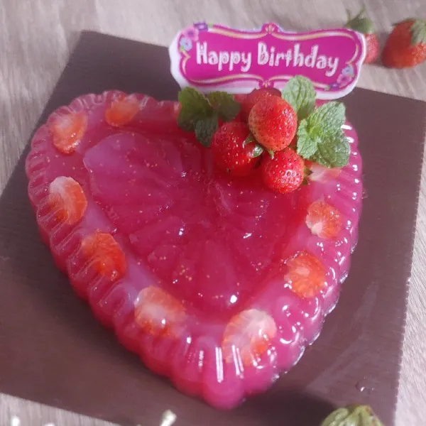 Keluarkan dari cetakan kemudian beri garnish sesuai selera yaa. Selamat mencoba.