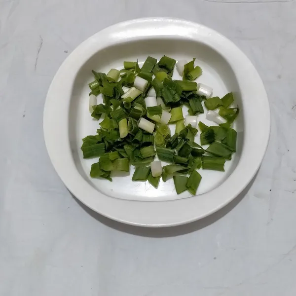 Cuci dan iris daun bawang.