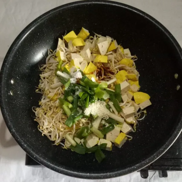 Masukan taoge,potongan tahu,daun bawang. Tambahkan saos tiram, garam, kaldu bubuk juga merica.Aduk rata,.