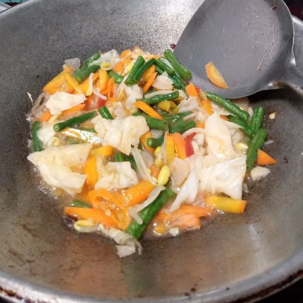 Masukkan kobis dan kecambah kedelai. Aduk. Tambahkan kaldu bubuk dan garam. Aduk. Tes rasa dulu. Masak hingga kuah menyusut.