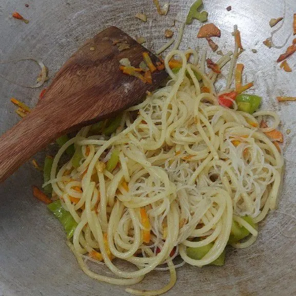 Masukkan spaghetti dan bihun dan tambahkan semua bumbu aduk hingga tercampur