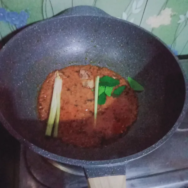 Haluskan bumbu kemudian tumis hingga harum masukkan daun jeruk, lengkuas, serai tumis kembali